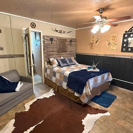 Acorn Hideaways Canton Rustic Old West Frontier Suite 외부 사진