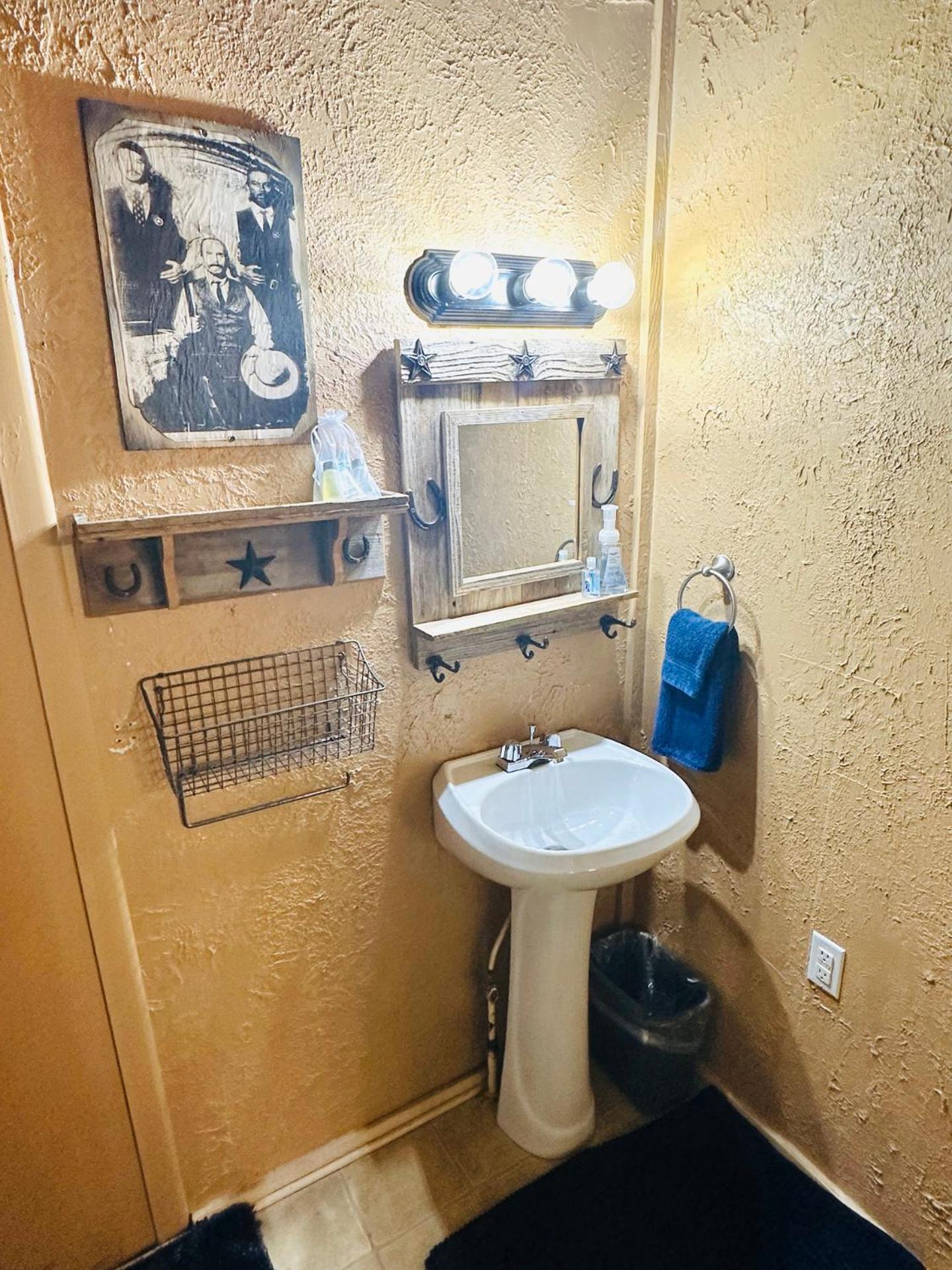 Acorn Hideaways Canton Rustic Old West Frontier Suite 외부 사진