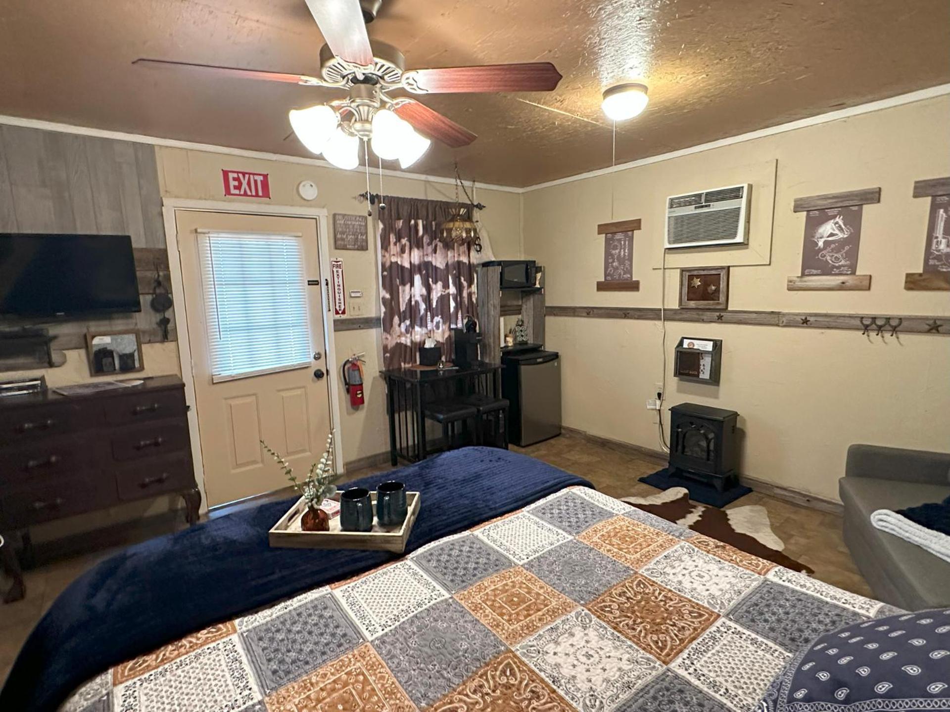 Acorn Hideaways Canton Rustic Old West Frontier Suite 외부 사진