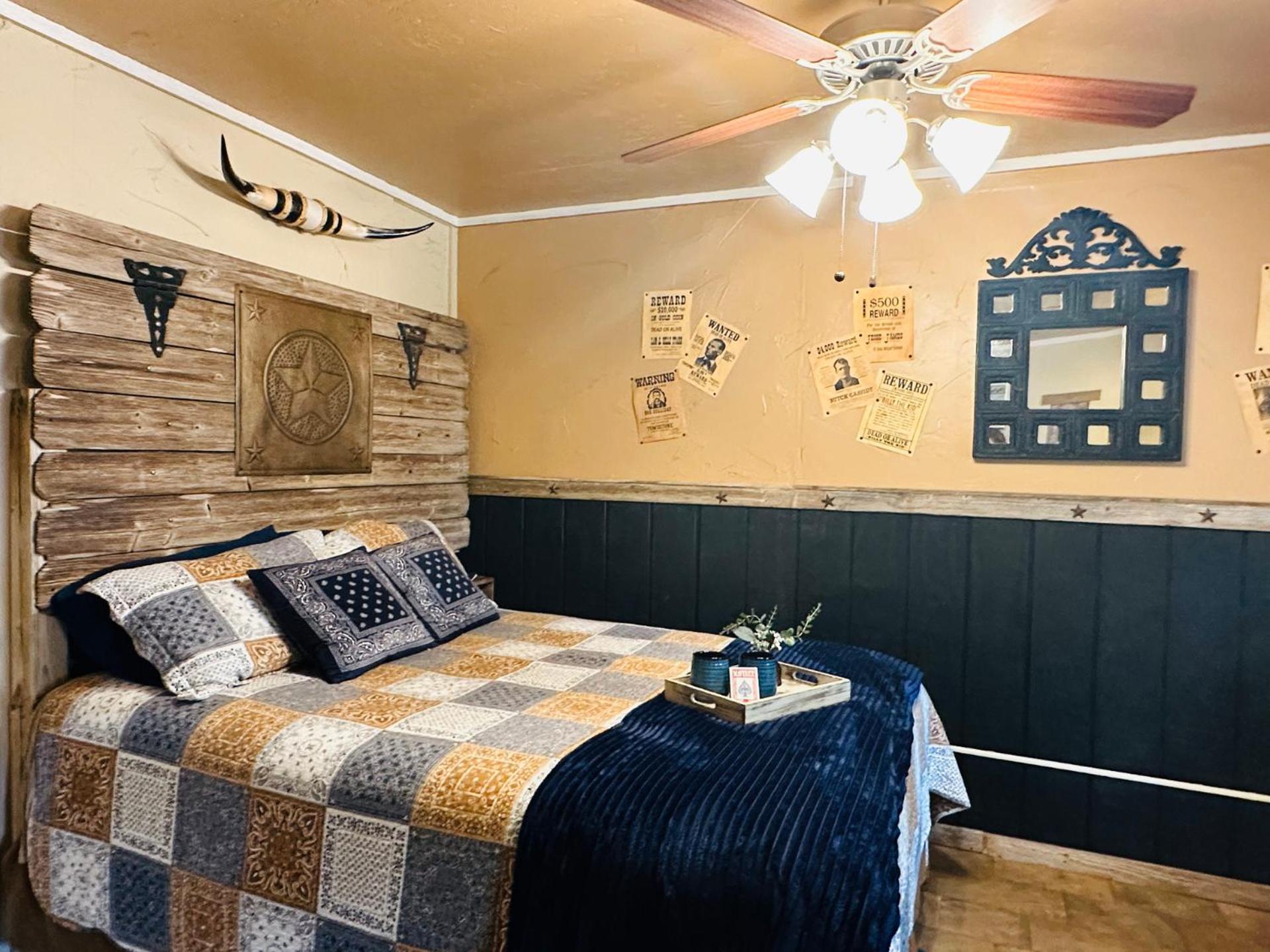 Acorn Hideaways Canton Rustic Old West Frontier Suite 외부 사진