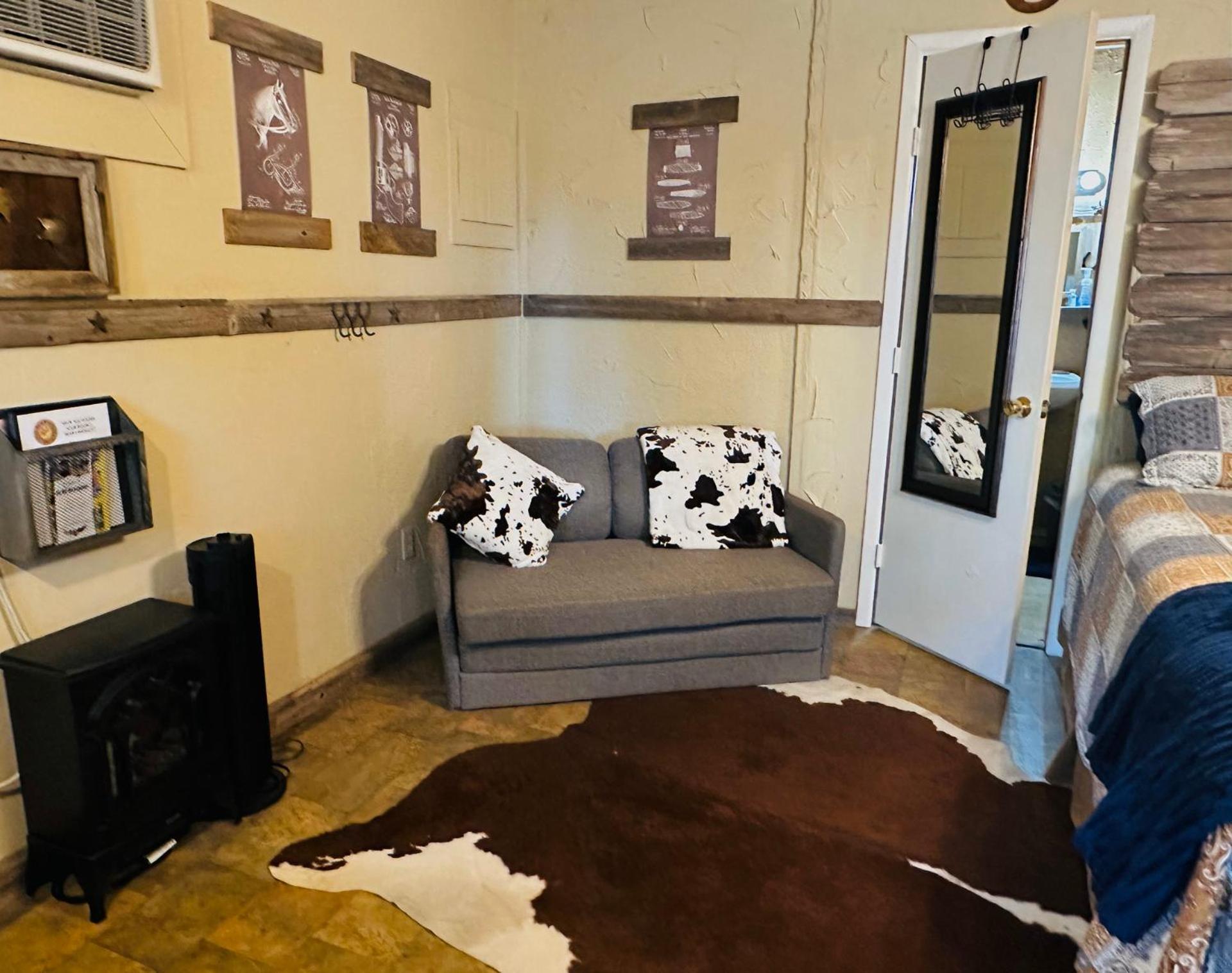 Acorn Hideaways Canton Rustic Old West Frontier Suite 외부 사진